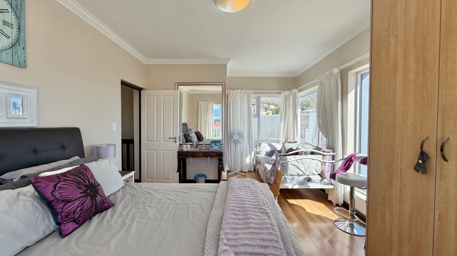 5 Bedroom Property for Sale in Mountainside Western Cape